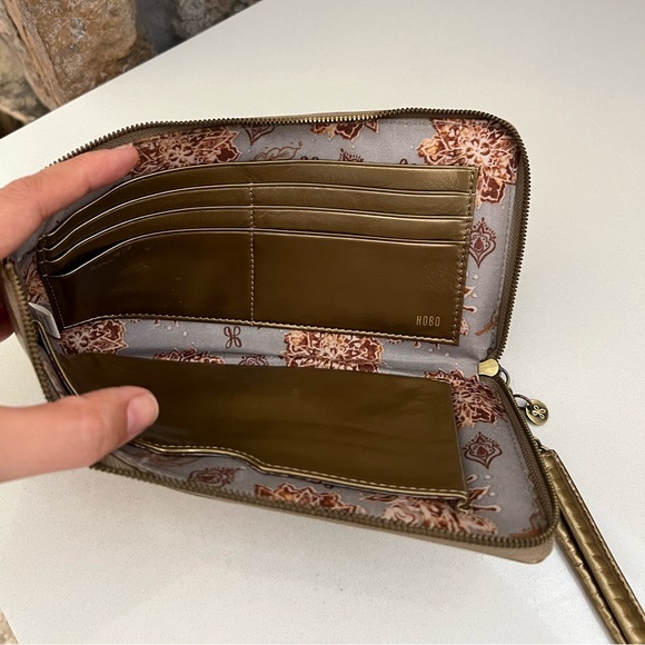 Hobo Rylan Leather Wristlet - Picture 9 of 15